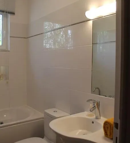Gorgeous 5 Bedroom With Air Con, Heated Pool And Garden For 12