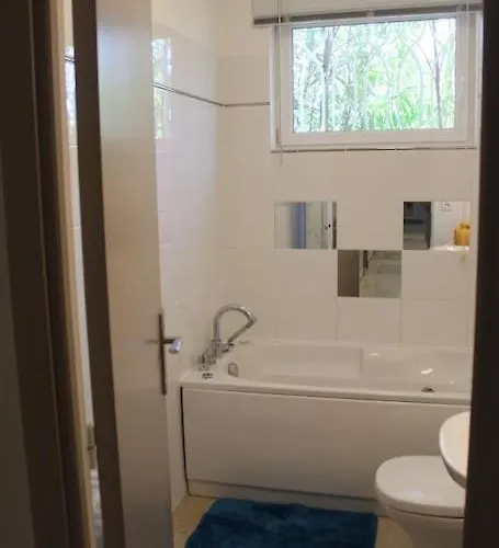 Gorgeous 5 Bedroom With Air Con, Heated Pool And Garden For 12