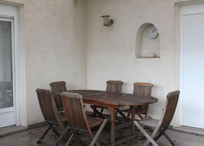 Gorgeous 5 Bedroom With Air Con, Heated Pool And Garden For 12