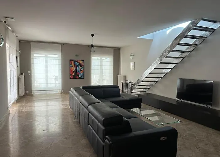 Gorgeous 5 Bedroom With Air Con, Heated Pool And Garden For 12 *