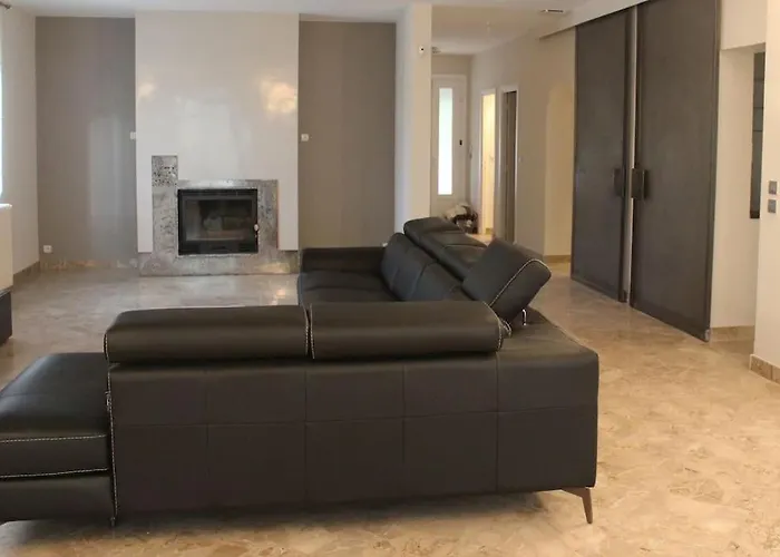 Gorgeous 5 Bedroom With Air Con, Heated Pool And Garden For 12