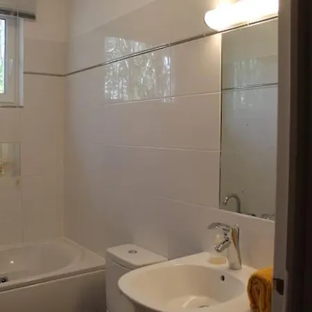 Gorgeous 5 Bedroom With Air Con, Heated Pool And Garden For 12