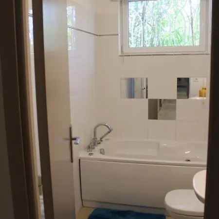 Gorgeous 5 Bedroom With Air Con, Heated Pool And Garden For 12