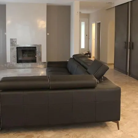 Gorgeous 5 Bedroom With Air Con, Heated Pool And Garden For 12